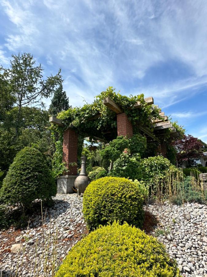 The Wind In The Willows - Luxury Lakefront Oasis Bed and Breakfast Cobourg Exterior foto